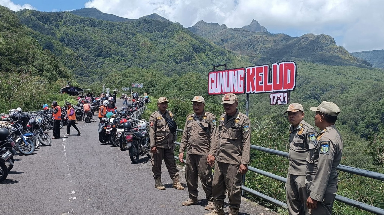 Petugas Satpol PP berjaga di kawasan wisata Gunung Kelud. (Foto: Nanik for jatimnow.com)