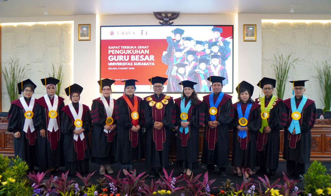 10 guru besar Ubaya yang dikukuhkan bersama rektor Ubaya Benny Lianto. (Foto: Humas Ubaya/jatimnow.com)