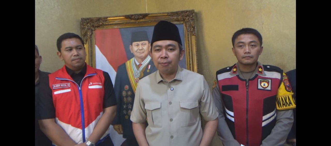 Bupati Jember, Muhammad Fawait (tengah) seusai mengelar rapat koordinasi dengan jajaran kepolisian dan perwakilan Pertamina terkait ketersediaan pasokan BBM, Sabtu (7/3/2026). (Foto: Diskominfo Jember for jatimnow.com)