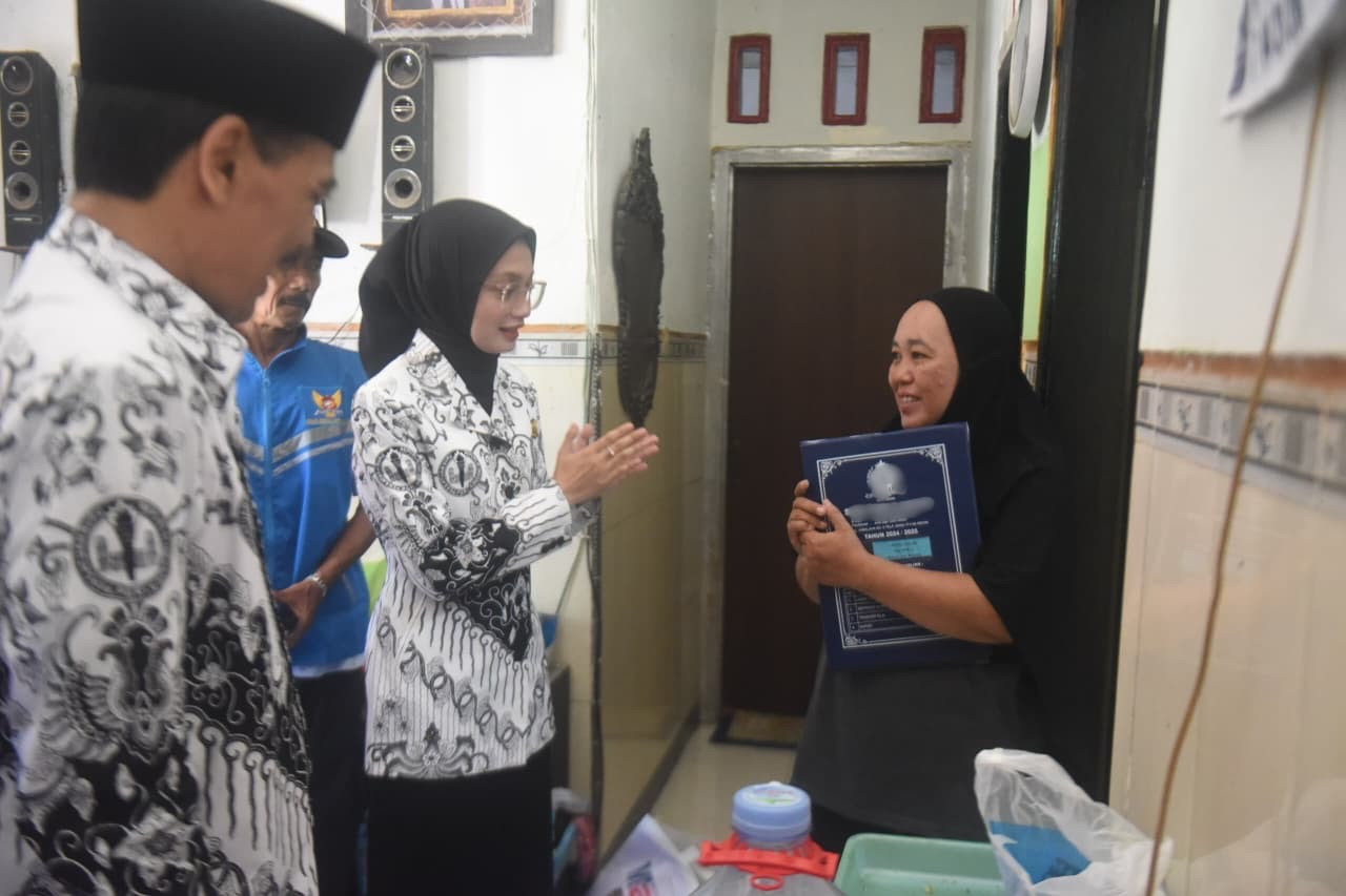 Mbak Vinanda saat menyerahkan ijazah ke keluarga. (Foto: Pemkot Kediri/jatimnow.com)