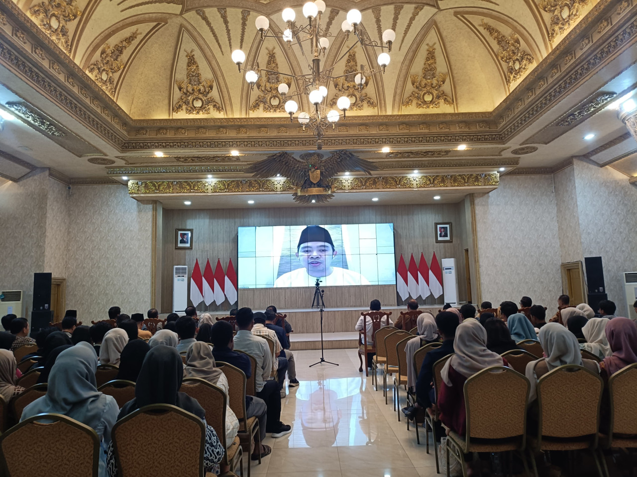 Foto: Bupati Jember Muhammad Fawait saat memberikan pengarahan ke pengelola SPPG. (Syakur/jatimnow.com)