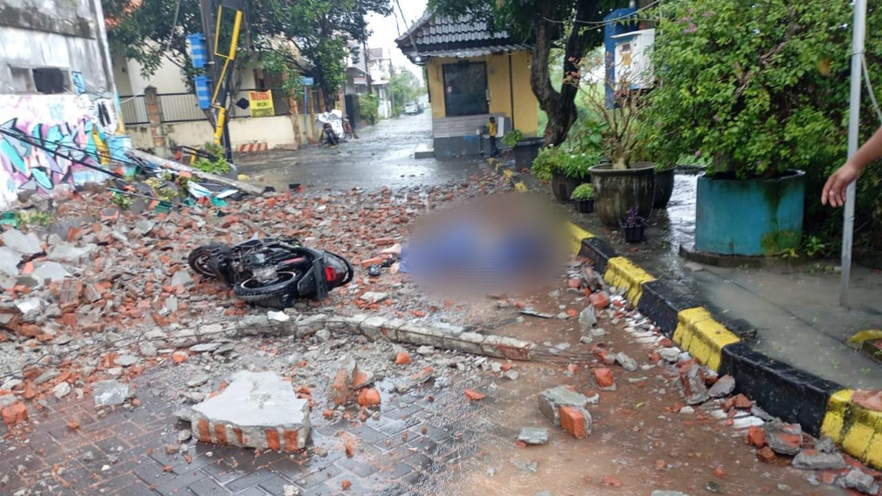 Tembok ruko di Jalan Kebraon Indah Permai Blok J, Karangpilang, Surabaya, runtuh timpa pengendara motor, Jumat (6/3/2026).