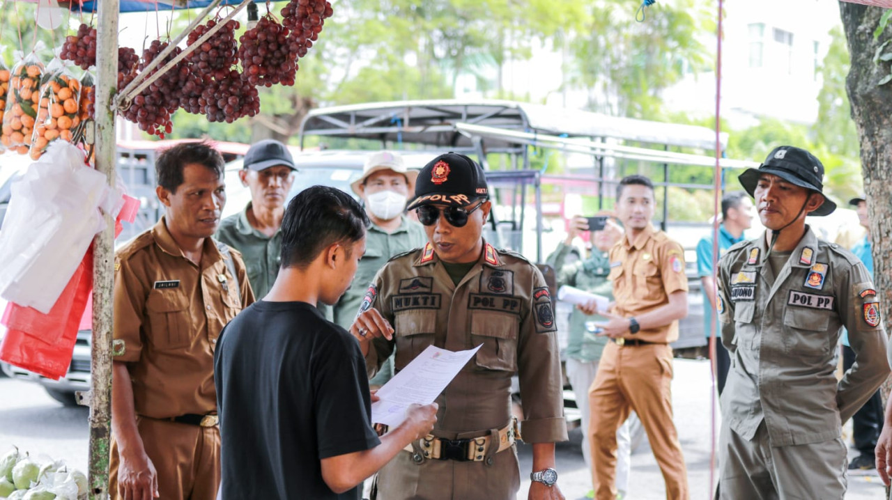 Satpol PP Jember melakukan penertiban (Foto: Diskominfo Jember for jatimnow.com)
