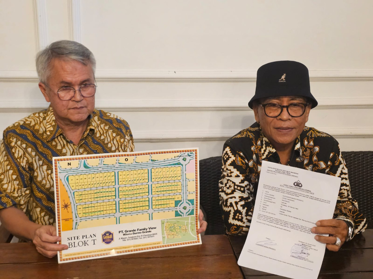 warga Graha Family laporkan dugaan pelanggaran di balik pembangunan The Nook Cafe ke Polda Jatim. (Foto (Ni'am Kurniawan/ jatimnow.com)