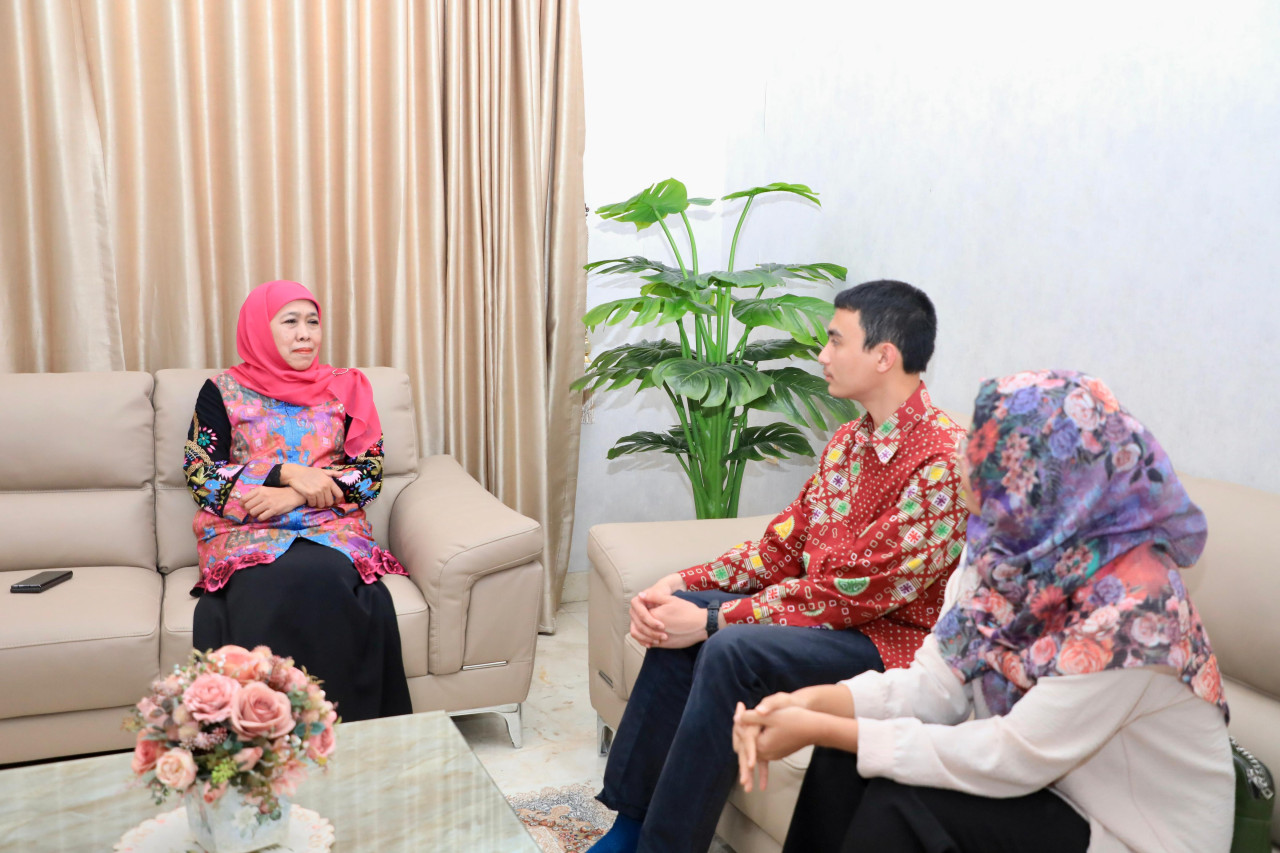 Gubernur Jatim Khofifah Indar Parawansa (kiri) menyambut kepulangan dua mahasiswa dari Iran di Kantor PP Muslimat NU, Sabtu (14/3/2026). (Foto: Humas Pemprov Jatim for jayimnow.com)