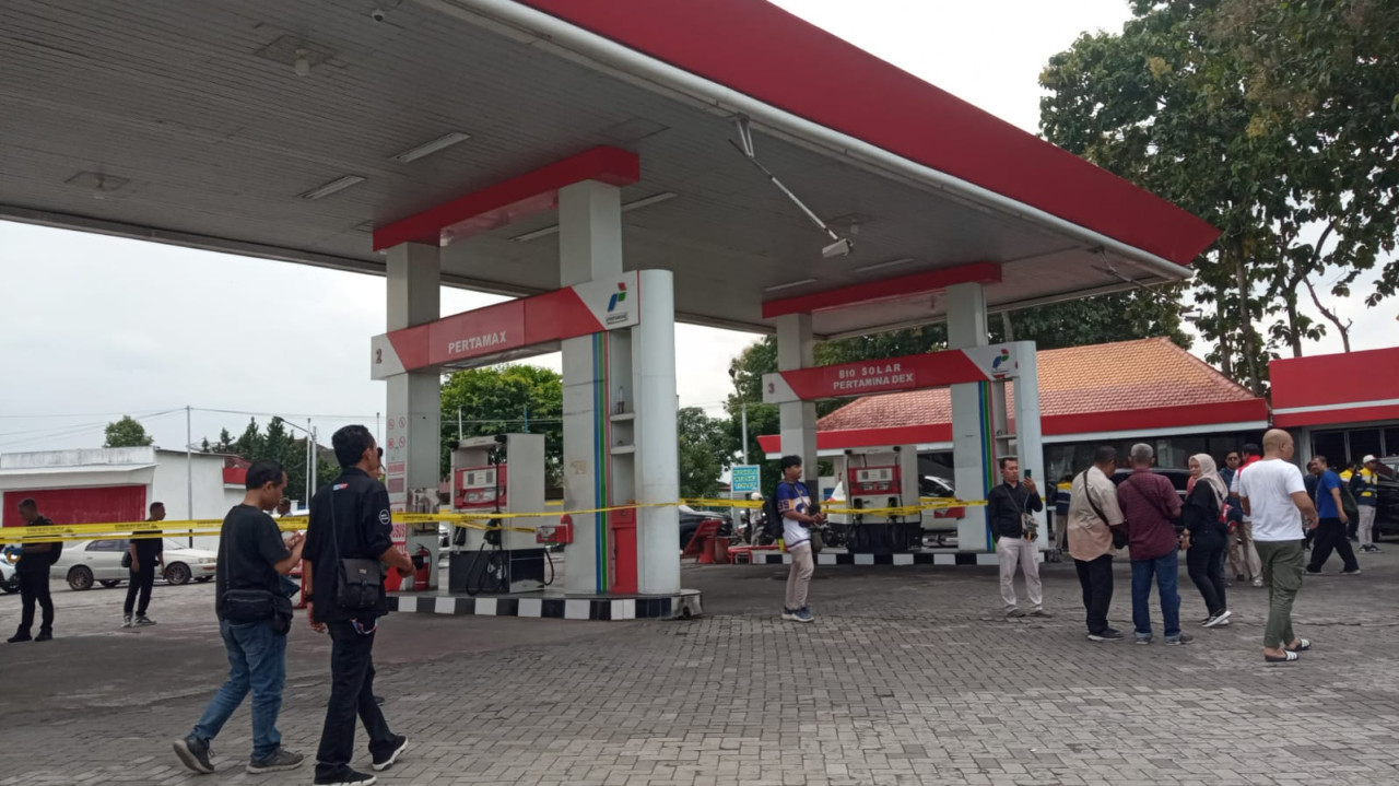 SPBU Tegal Besar dipasangi garis polisi. (Foto: Sugianto/ jatimnow.com