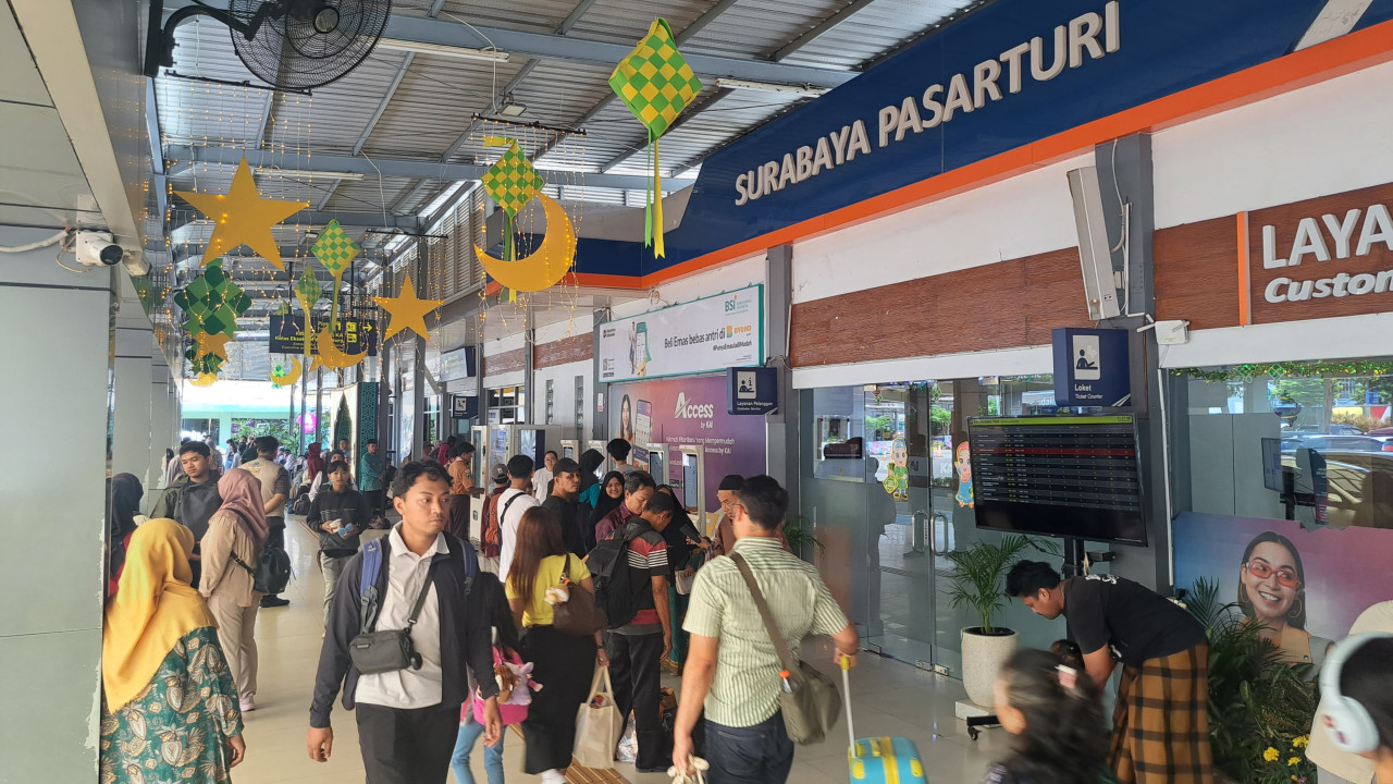 Pergerakan penumpang kereta api di Stasiun Surabaya Pasarturi. (Foto: Humas KAI Daop 8 Surabaya for jatimnow.com)