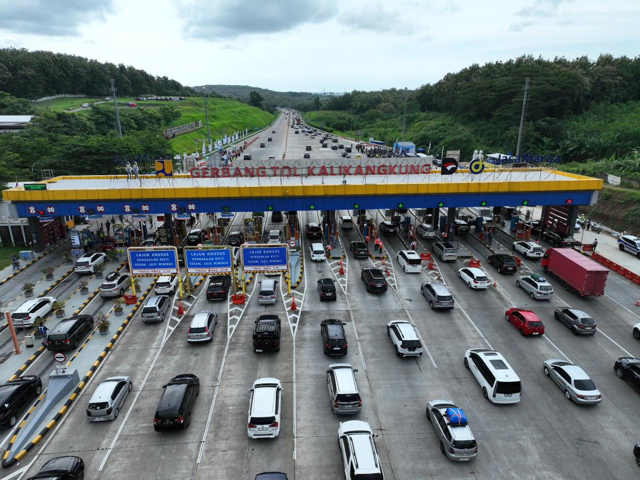 Kepadatan kendaraan di Gerbang Tol Kalilakung. (Foto: Jasa Marga for jatimnow.com)