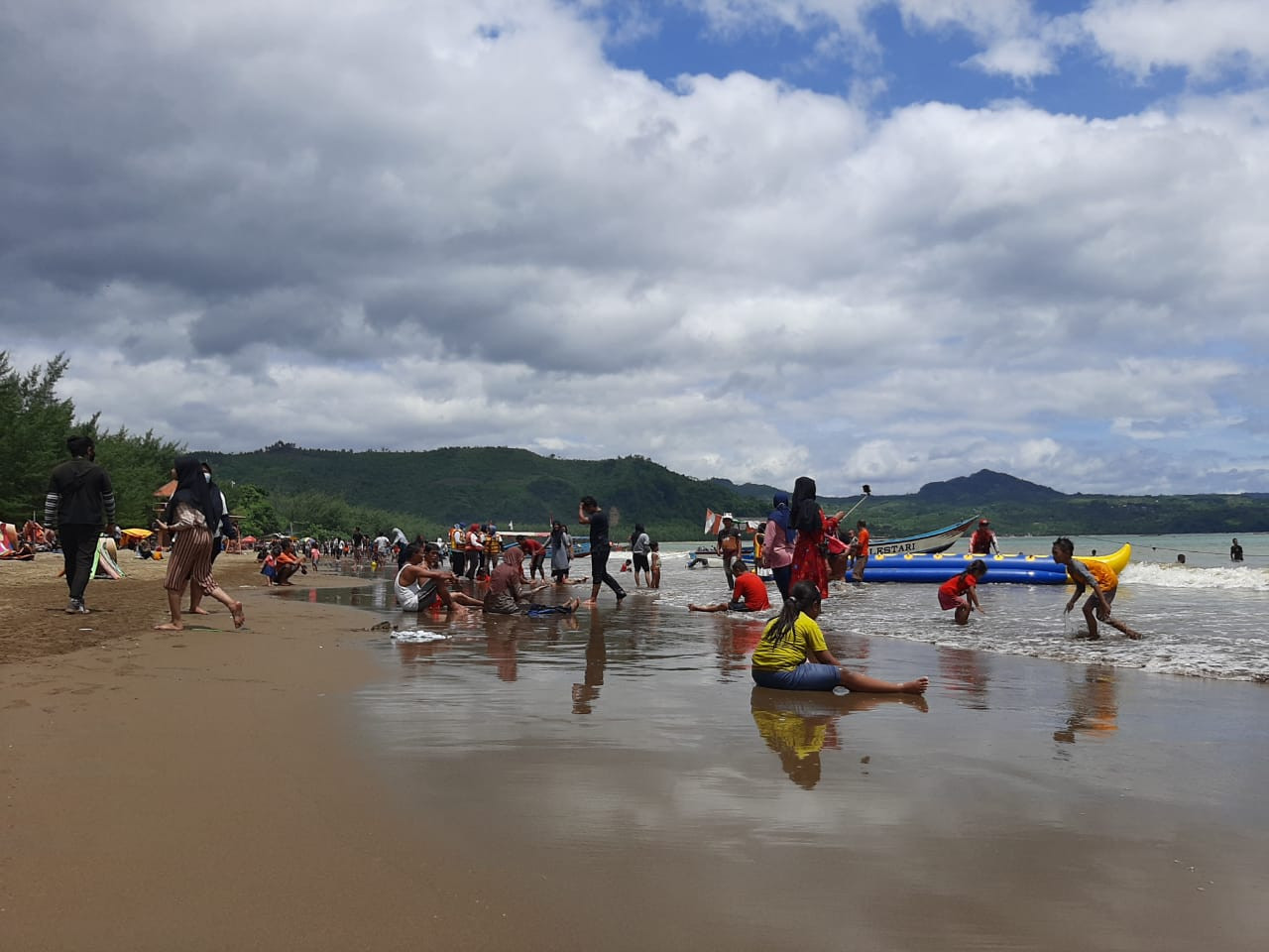 Wisatawan saat memadati pantai di Tulungagung. (Foto: Bramanta/jatimnow.com)