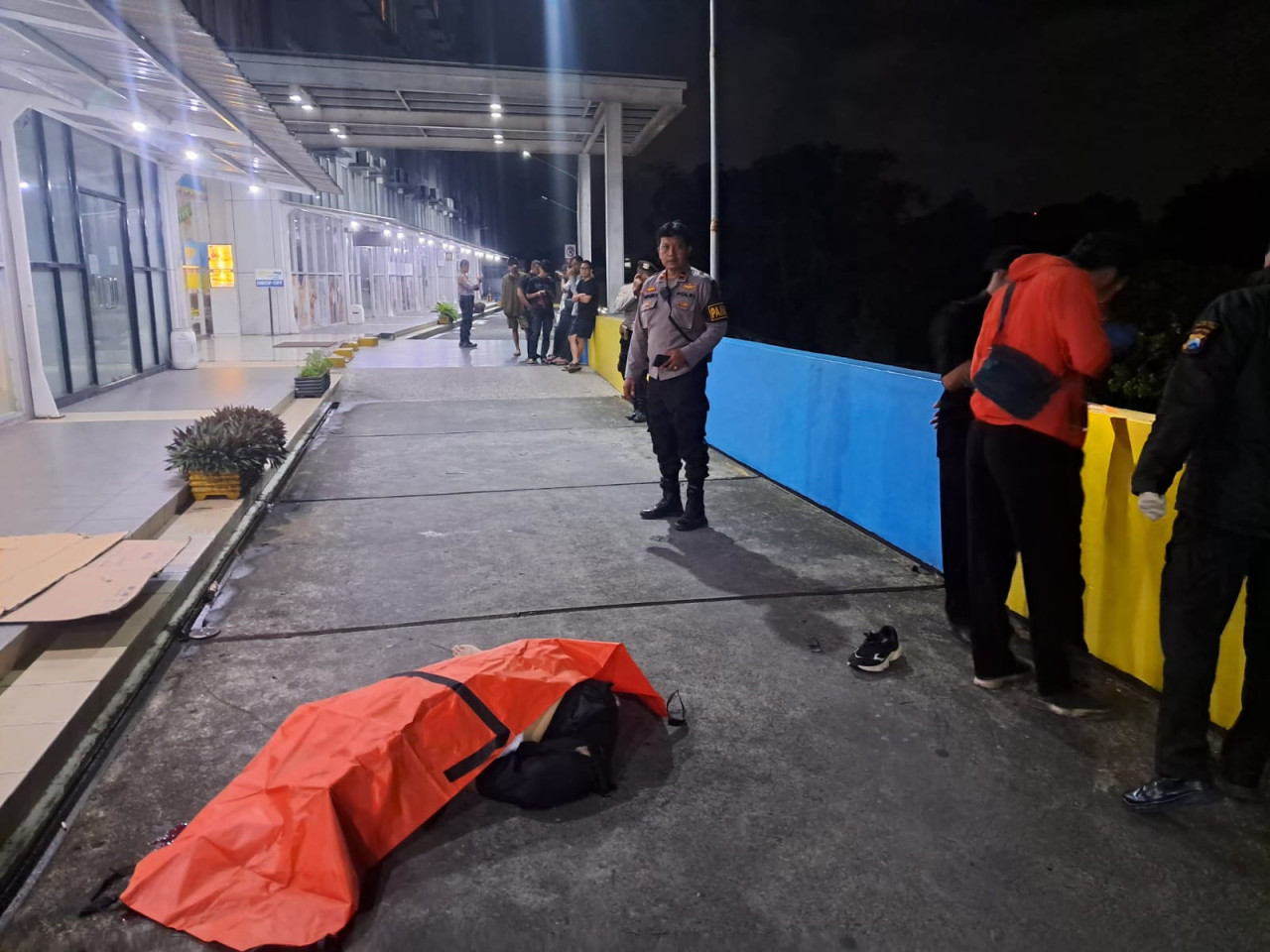 Jenazah korban meninggal dunia usai diduga lompat dari lantai 11 apartemen Suhat ( Foto: Polsek Lowokwaru/jatimnow.com)