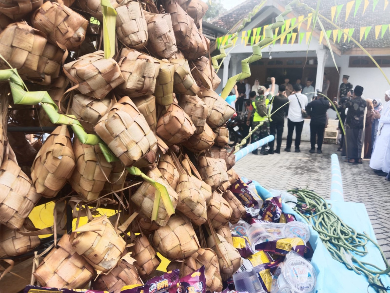 Tumpeng berisi ketupat yang diarak warga Durenan Trenggalek. (Foto: Bramanta/jatimnow.com)