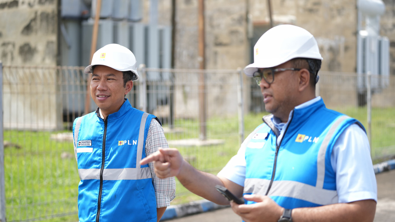 GM PLN UIP JBTB, Hendro Prasetyawan dan Manager PLN UPP JBTB 2 Surabaya Deddy Kurniawan meninjau proyek GI 150 kV Bungah. (Foto: PLN UIP JBTB for jatimnow.com)