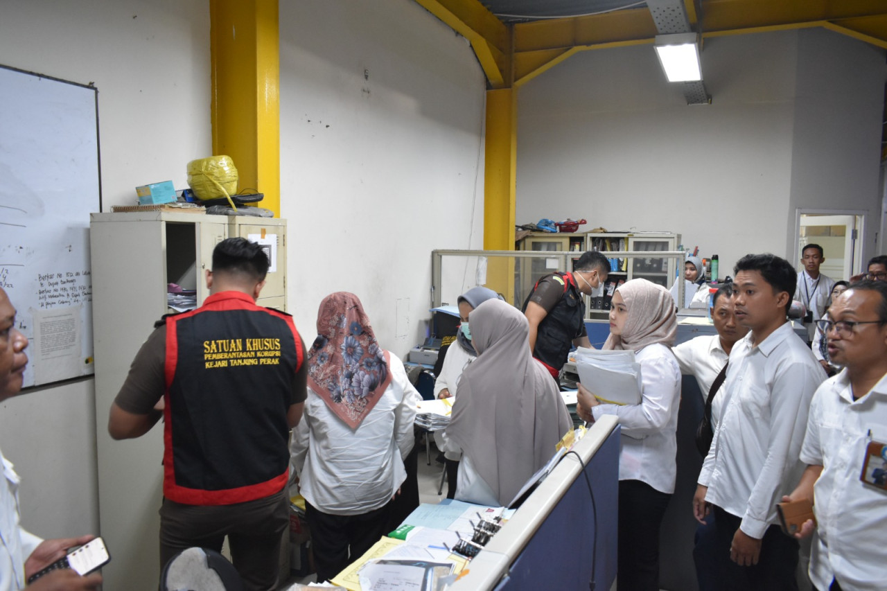 Kejari Tanjung Perak Geledah PD Pasar Surya, Sita Ratusa Dokumen