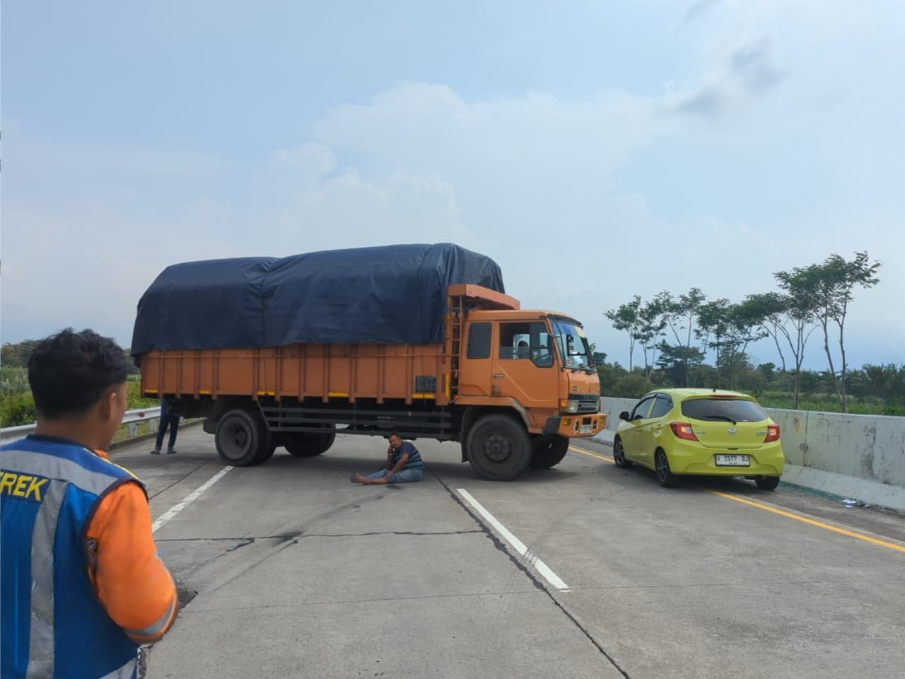 Hindari Tabrakan, Truk Fuso Melintang Blokir Seluruh Lajur Tol Pandaan-Malang