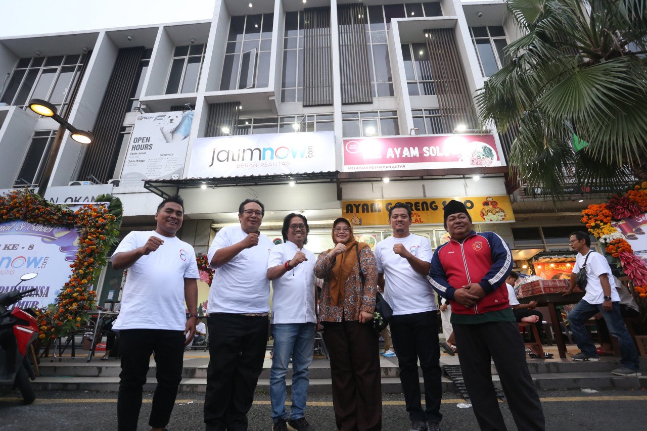 Budi Leksono (3 dari kiri) saat larut dalam perayaan 8 tahun jatimnow.com (foto: jatimnow.com)