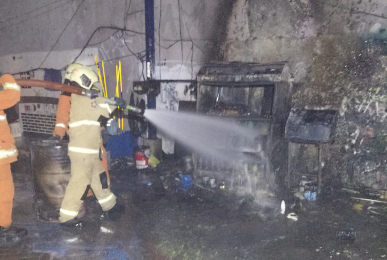 Foto: Petugas pemadam kebakaran saat berusaha memdamkan kobaran api. (Damkar/jatimnow.com)