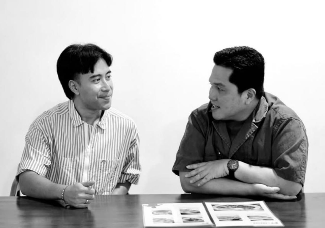 Menpora Erick Thohir (kanan) berbincang dengan penyanyi Vidi Aldiano. (Foto: IG Erick Thohir)