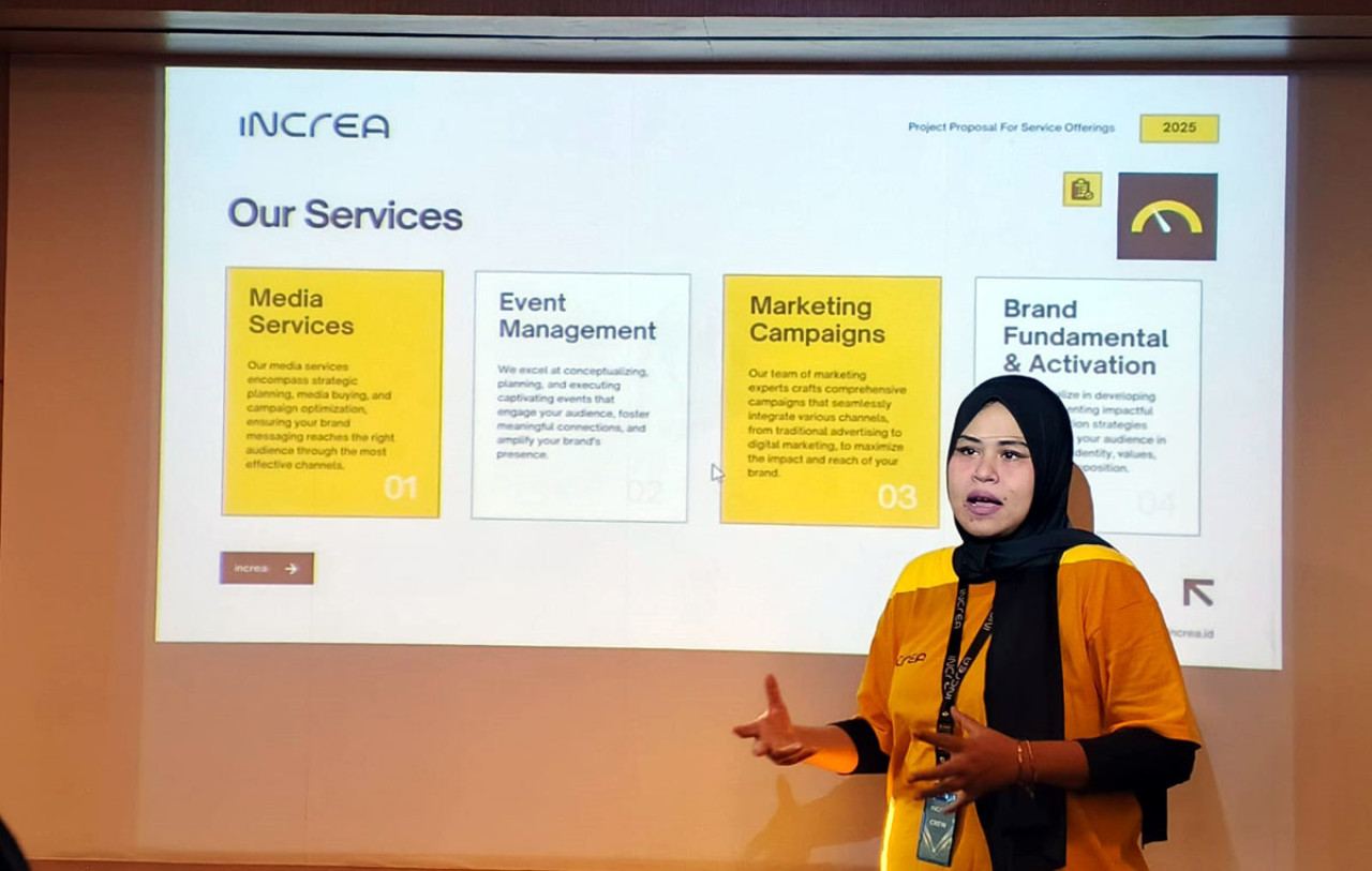 CEO Increa Media, Nanda Rizky Amelia, memaparkan lanscape industri periklanan 2026 dalam media gathering di Surabaya, Rabu (4/3/2026). (Foto: Ali Masduki/jatimnow.com)