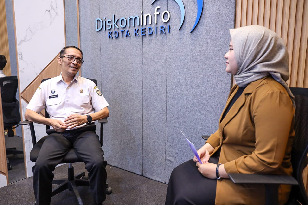 Kepala DPMPTSP Edi Darmasto dalam kanal Youtube Pemkot Kediri Podcast. (Foto: Pemkot Kediri/jatimnow.com)