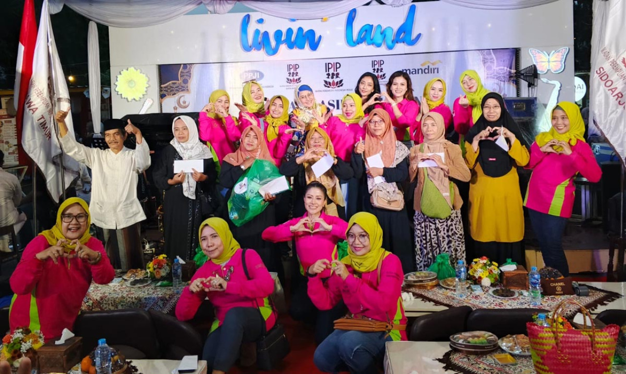 IPIP menggelar bakti sosial Ramadan di Surabaya dengan menyalurkan santunan dan sembako kepada 200 marbot, guru ngaji, penggali kubur, dan tukang sampah. (Foto: Ali Masduki/jatimnow.com)