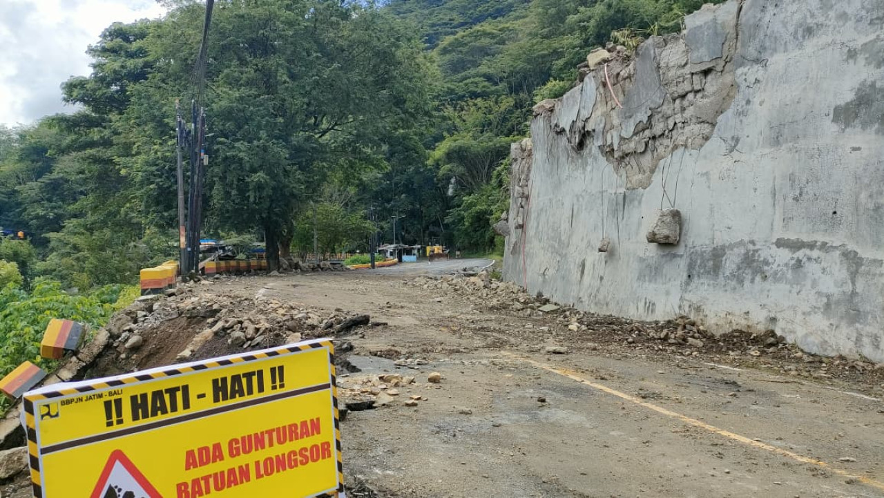 Foto: Batu yang menutup akses jalan Trenggalek-Ponorogo telah dievakuasi. (BPBD/jatimnow.com)
