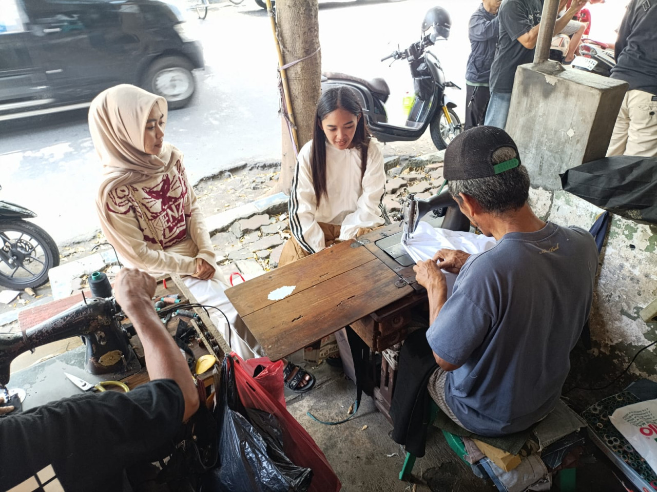 Jasa permak di Tulungagung mulai ramai order jelang Lebaran. (Foto: Bramanta/jatimnow.com)