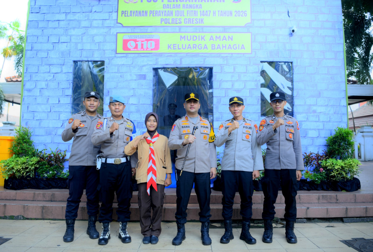 Ramadhan Nasution saat meninjau Pos Pelayanan Alun-Alun Gresik. (Foto: Humas Polres Gresik/jatimnow.com)