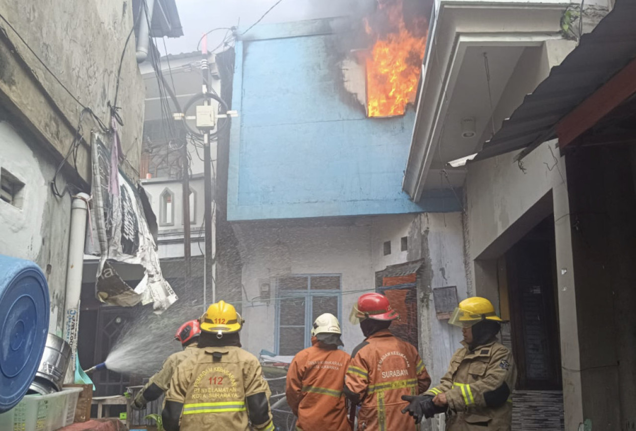 Pembasahan rumah 2 lantai di Dupak, Surabaya (foto: DKPP Surabaya for jatimnow.com)