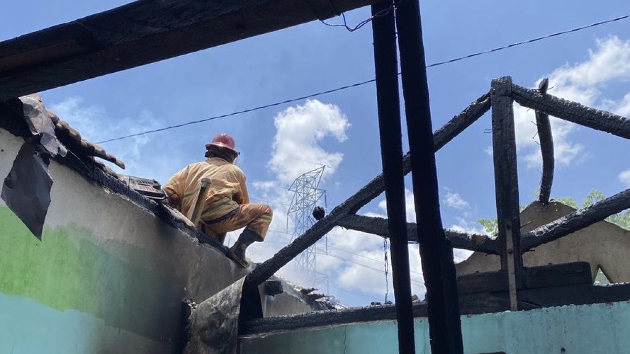 Proses pemadaman api oleh petugas Damkar Kediri. (Foto: Satpol PP Kabupaten Kediri/jatimnow.com)
