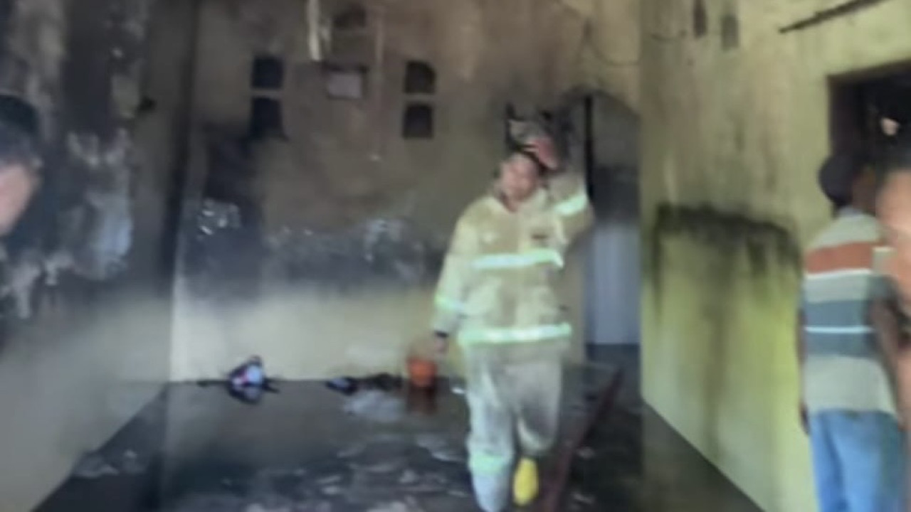 Kondisi rumah warga Desa Cangkring Jember terbakar. (tangkapan layar video)