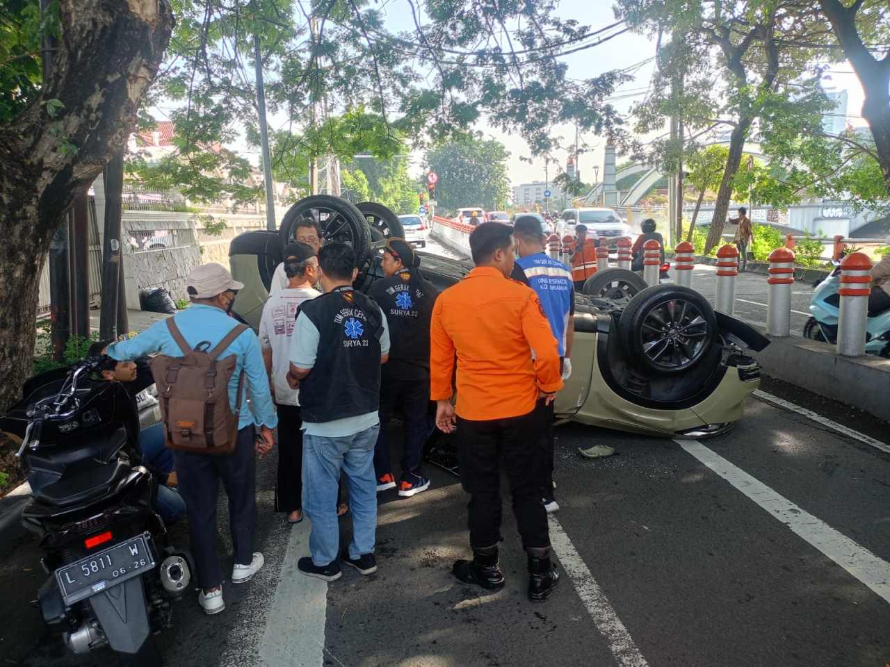 Mobil Honda HR-V yang alami kecelakaan di Surabaya. (Foto: Rizky/jatimnow.com)
