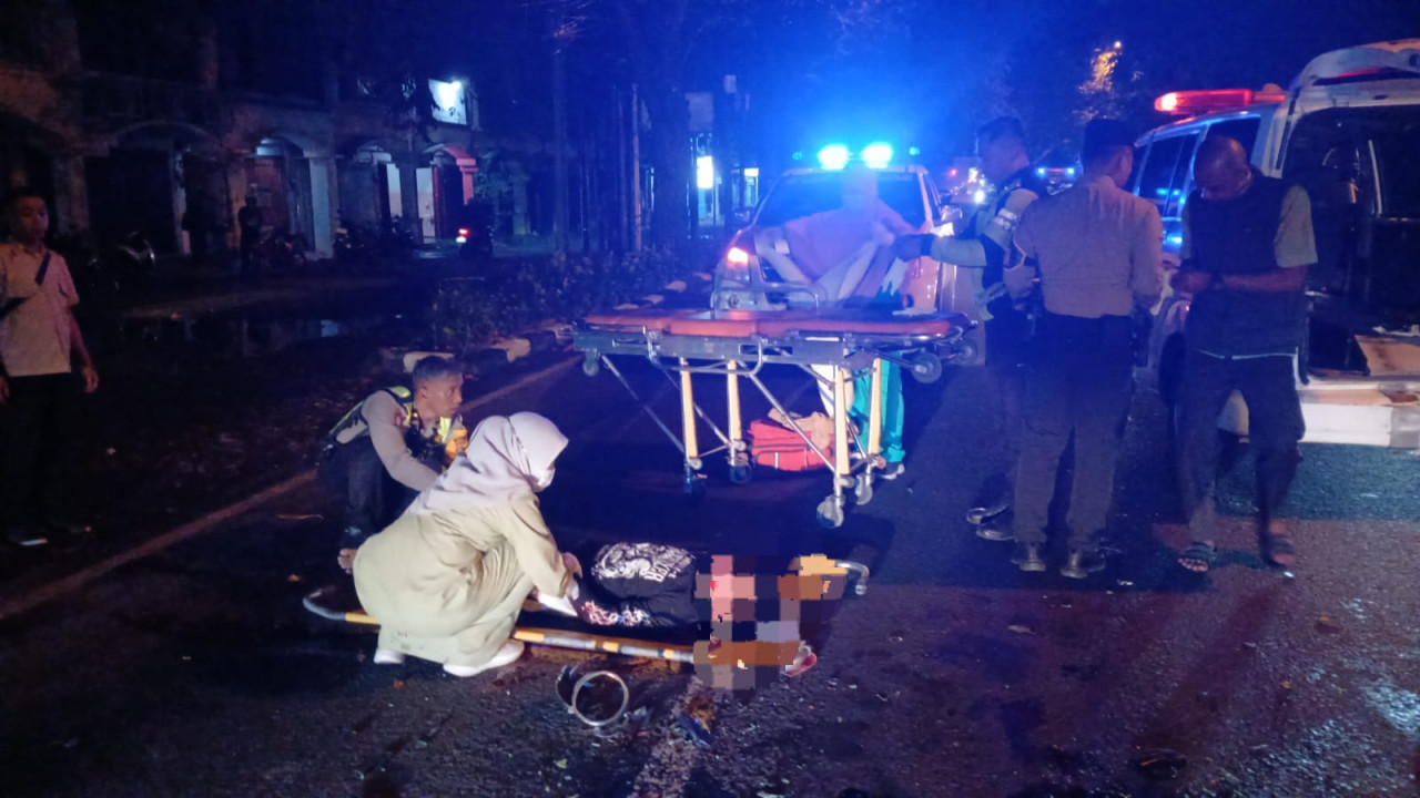Evakuasi korban tabrakan RX King vs Honda CB di Lamongan. (Foto : Humas Polres Lamongan for jatimnow.com)
