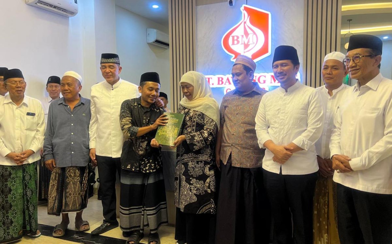 Gubernur Khofifah Indar Parawansa, menerima Surat Bersama Bupati se-Madura serta Naskah Akademik KEK Tembakau di sela kegiatan Haul Pondok Pesantren Banyuanyar, Pamekasan, Minggu (08/3/2026). (Foto: Humas for jatimnow.com)