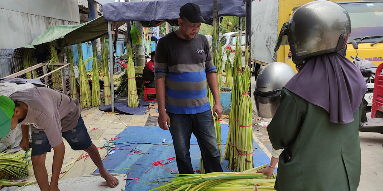 Kondisi lapak dadakan penjual janur di Lamongan. (Foto: Adyad Ammy Iffansah/jatimnow.com)