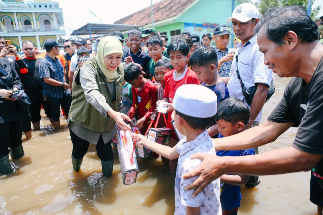 Khofifah saat turun meninjau banjir Pasuruan (foto: Adpim Pemprov Jatim for jatimnow.com)