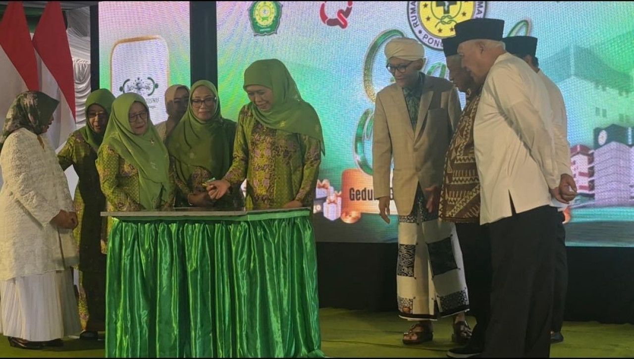 Gubernur Jawa Timur Khofifah Indar Parawansa bersama Menteri Sosial Saifullah Yusuf dan Menteri PPPA Arifatul Choiri Fauzi saat meresmikan Gedung Gus Dur di RSU Muslimat Ponorogo, Minggu (29/3/2026). (Foto: Ahmad Fauzani/jatimnow.com)