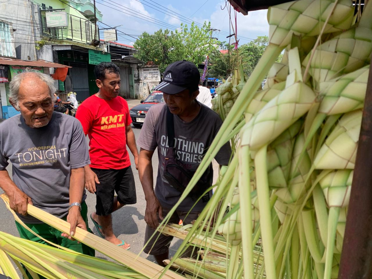 Jelang Perayaan Lebaran Ketupat, Pedagang Janur di Tulungagung Mulai Bermunculan