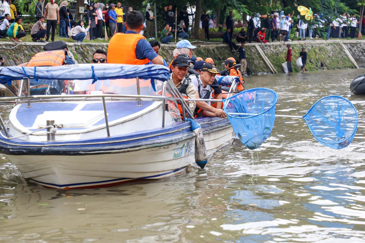 Keseruan Menteri LH Hanif Faisol bersama Eri Cahyadi menyusuri Sungai Kalimas Surabaya (foto: Kominfo Surabaya for jatimnow.com)