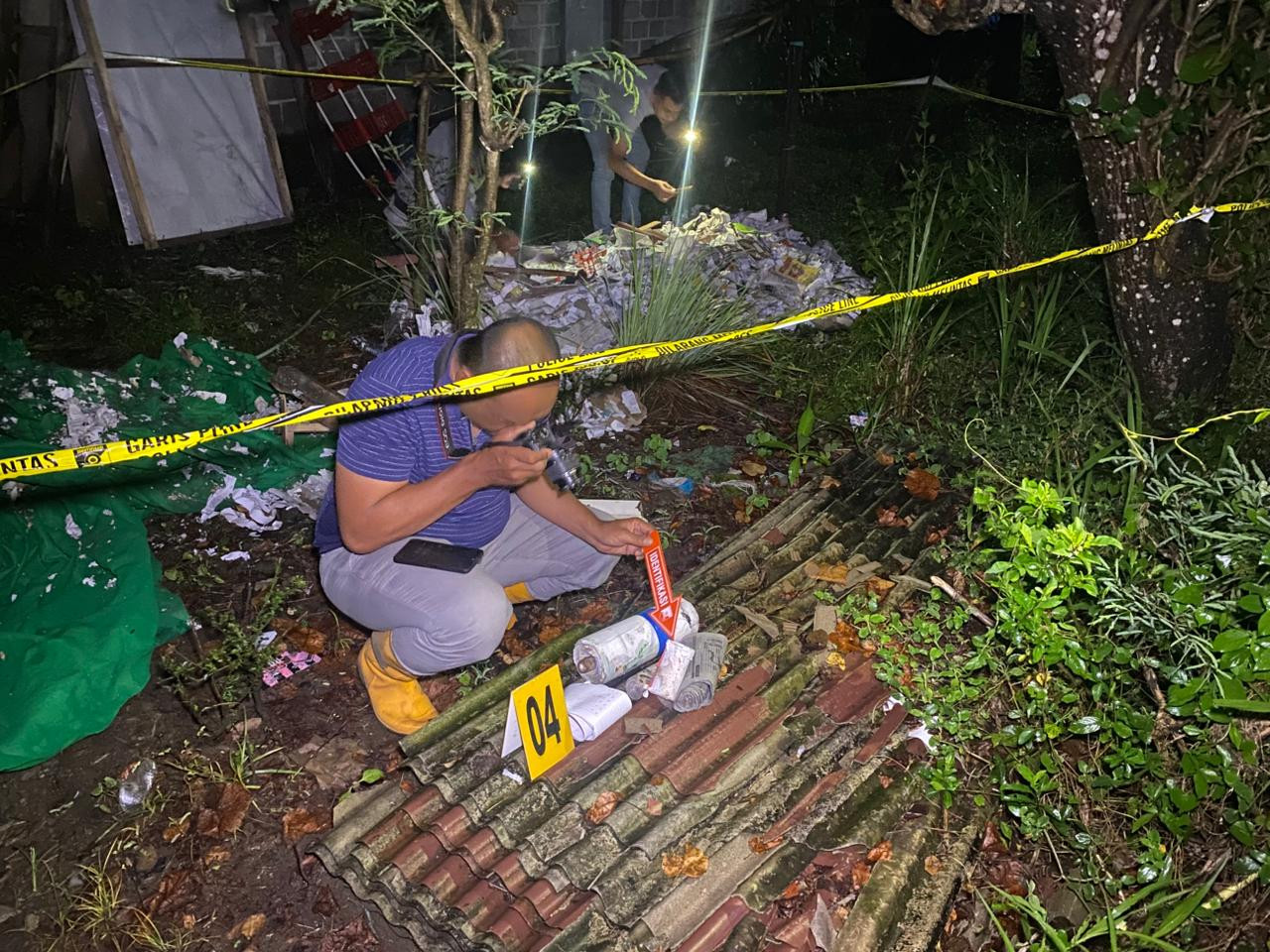 Polisi lakukan olah TKP di lokasi ledakan petasan di Blitar. (Foto: Polres Blitar for jatimnow.com)