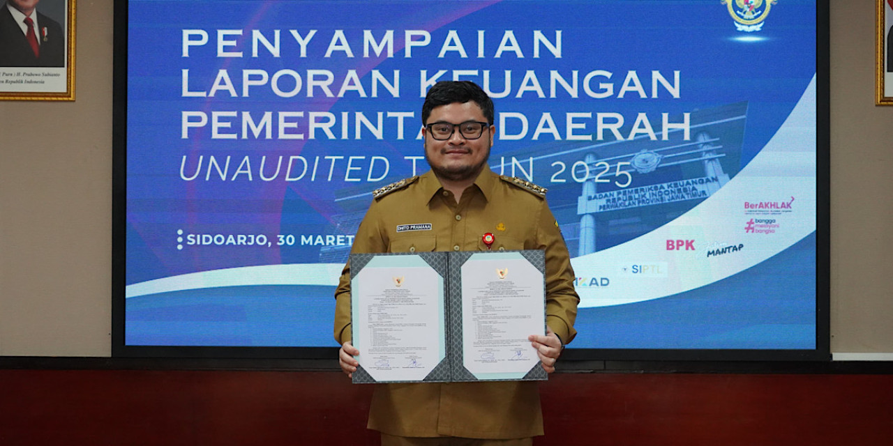 Bupati Kediri Hanindhito Himawan Pramana menyerahkan Laporan Keuangan Pemerintah Daerah (LKPD) Kabupaten Kediri Unaudited Tahun Anggaran 2025. (Foto: Pemkab Kediri/jatimnow.com)