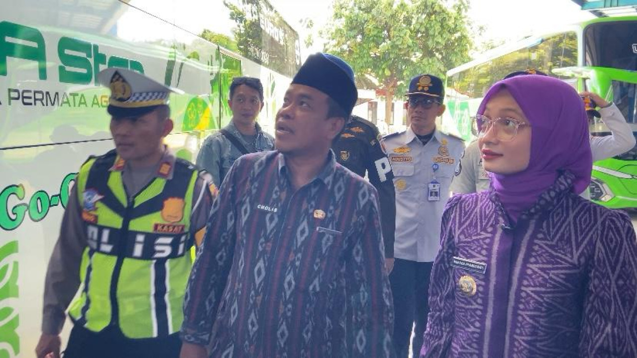 Wali Kota Kediri Vinanda Prameswati memantau pelaksanaan ramp check bus di Terminal Tamanan Kediri. (Foto: Pemkot Kediri/jatimnow.com)