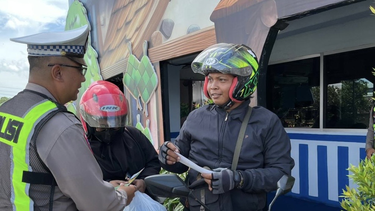 Petugas kepolisian memberikan pengarahan kepada pemudik di pos Mengkreng. (Foto: Polres Kediri/jatimnow.com)