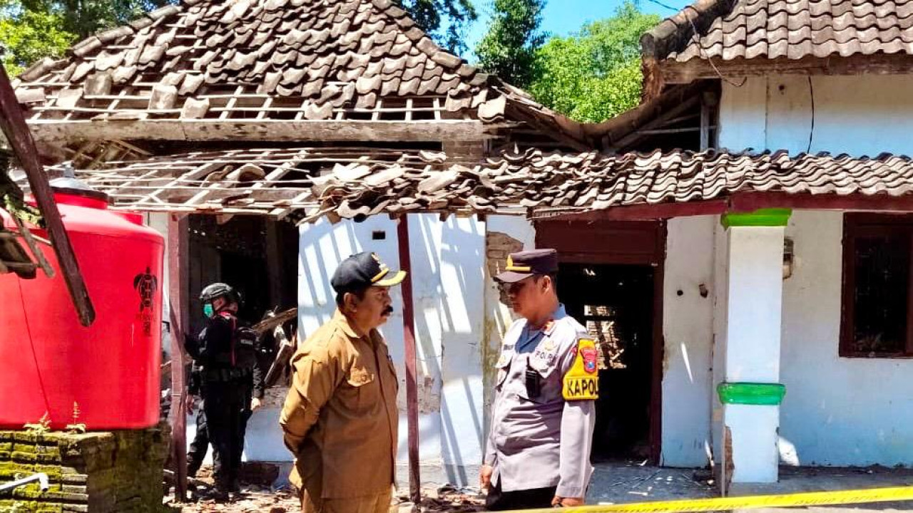 Petugas kepolisian di lokasi kejadian. (Foto: Nanik for jatimnow.com)