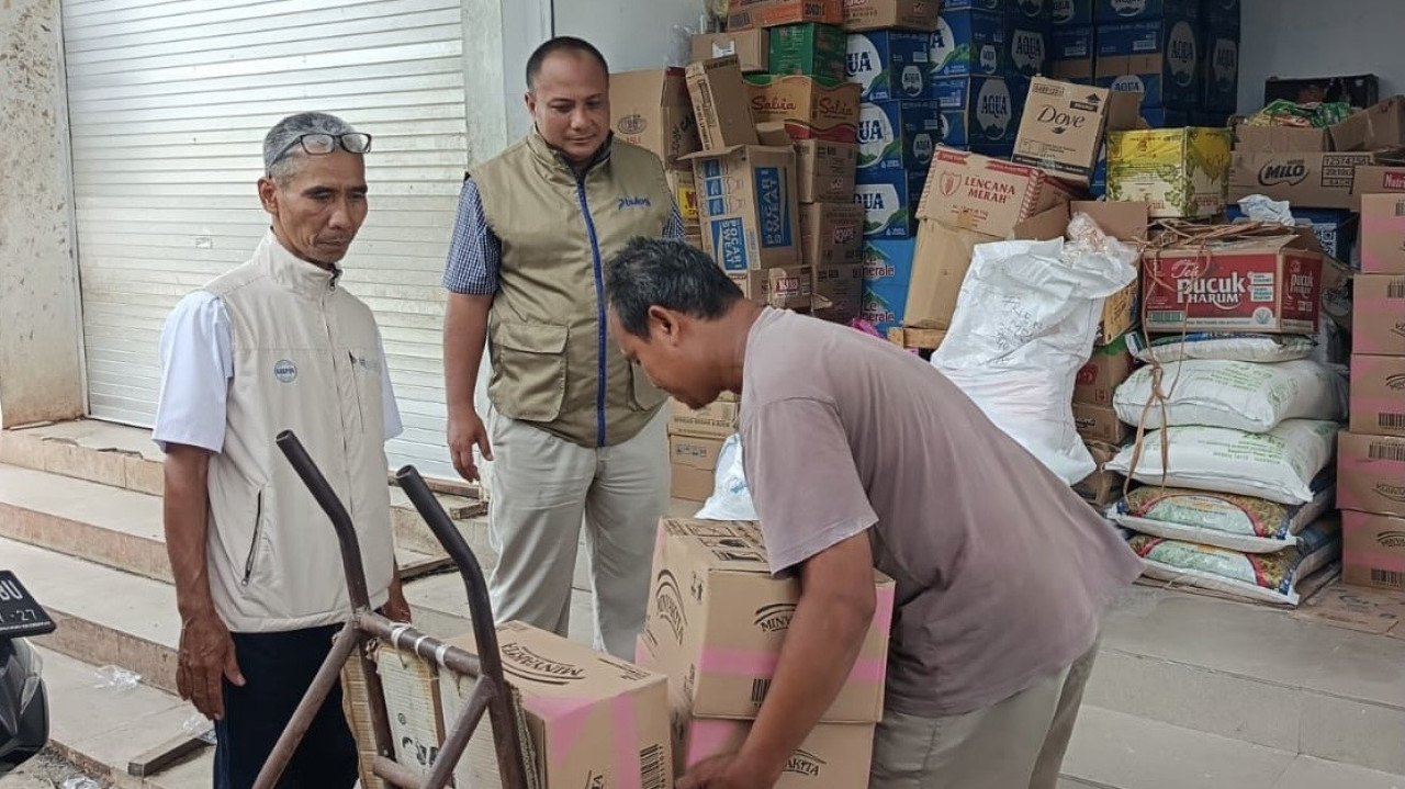 Petugas Bulog Kediri memantau penjualan Minyakita. (Foto: Bulog Kediri/jatimnow.com)