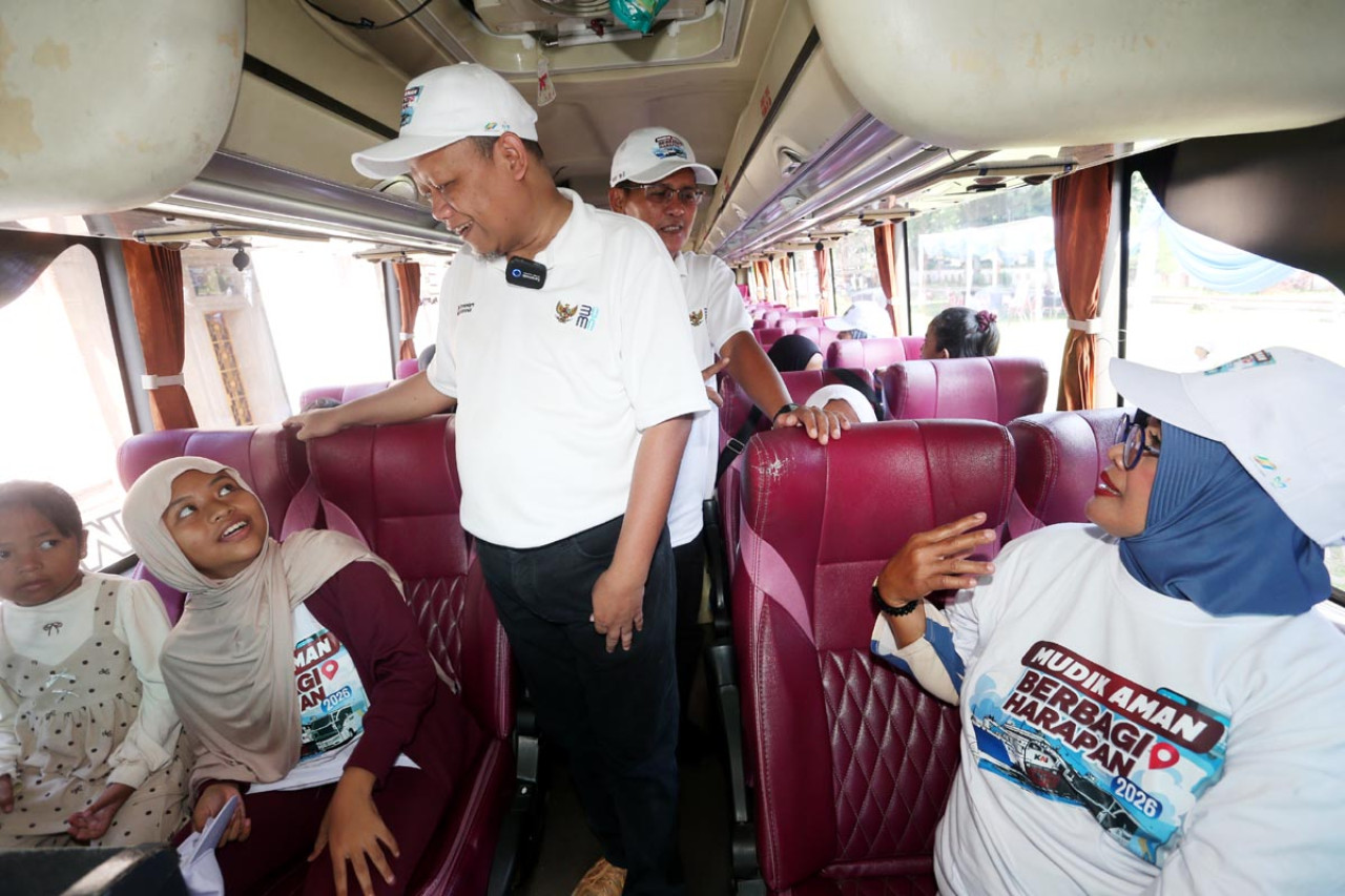 Region Head PTPN I Regional 5, Subagiyo, menyapa pemudik ketika pelepasan mudik gratis PTPN I Regional 5 di Surabaya, Selasa (17/3/2026). (Foto: Ali Masduki/jatimnow.com)