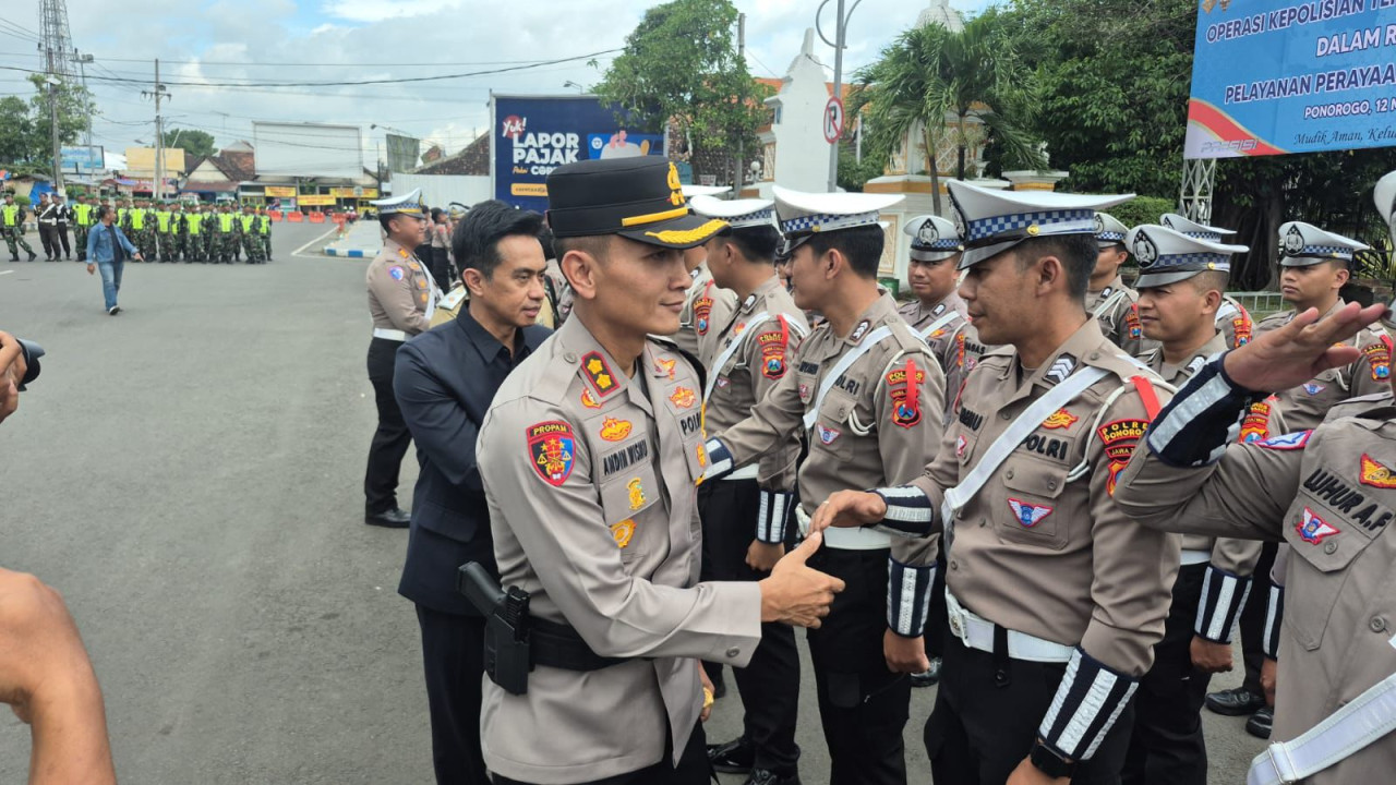 Polres Ponorogo menggelar apel gelar pasukan Operasi Ketupat Semeru 2026 di Alun-alun Ponorogo. (Foto: Ahmad Fauzani/jatimnow.com)