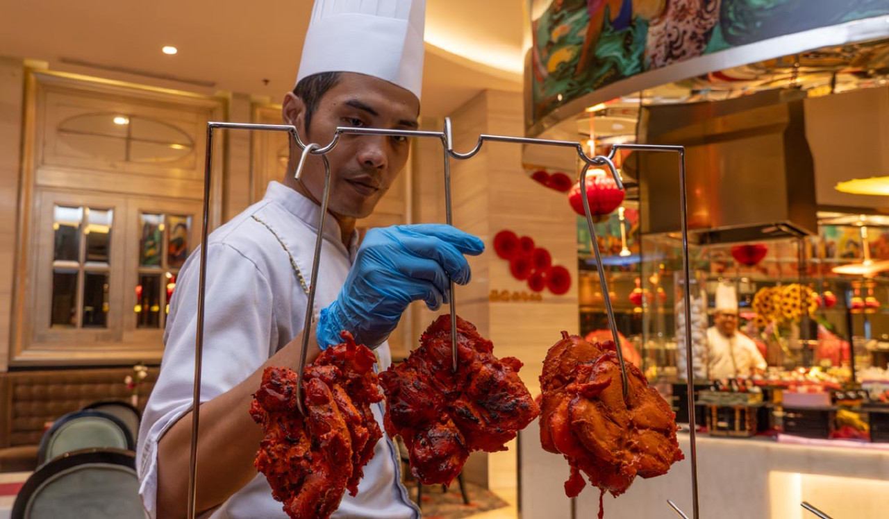 Chef menyiapkan menu iftar Ramadan di di The Gallery Restaurant Hotel Ciputra World Surabaya. (Foto: Humas Hotel Ciputra World/jatimnow.com)