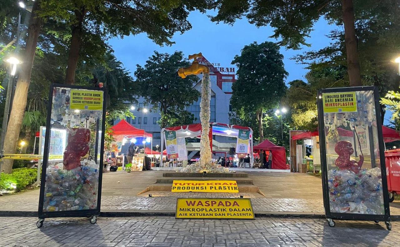 Ecoton memvisualisasikan ancaman tersebut melalui instalasi seni "Bayi Mikroplastik" di Urban Market Kota Lama Surabaya, Jumat (28/2). (Foto: Ecoton/jatimnow.com)