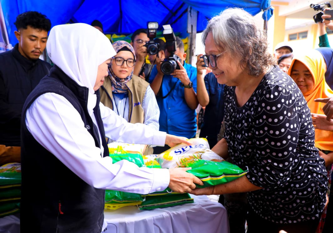 Gubernur Jawa Timur Khofifah Indar Parawansa saat hadir di Pasar Murah Pare Kediri. (Foto: Pemprov Jatim/jatimnow.com)