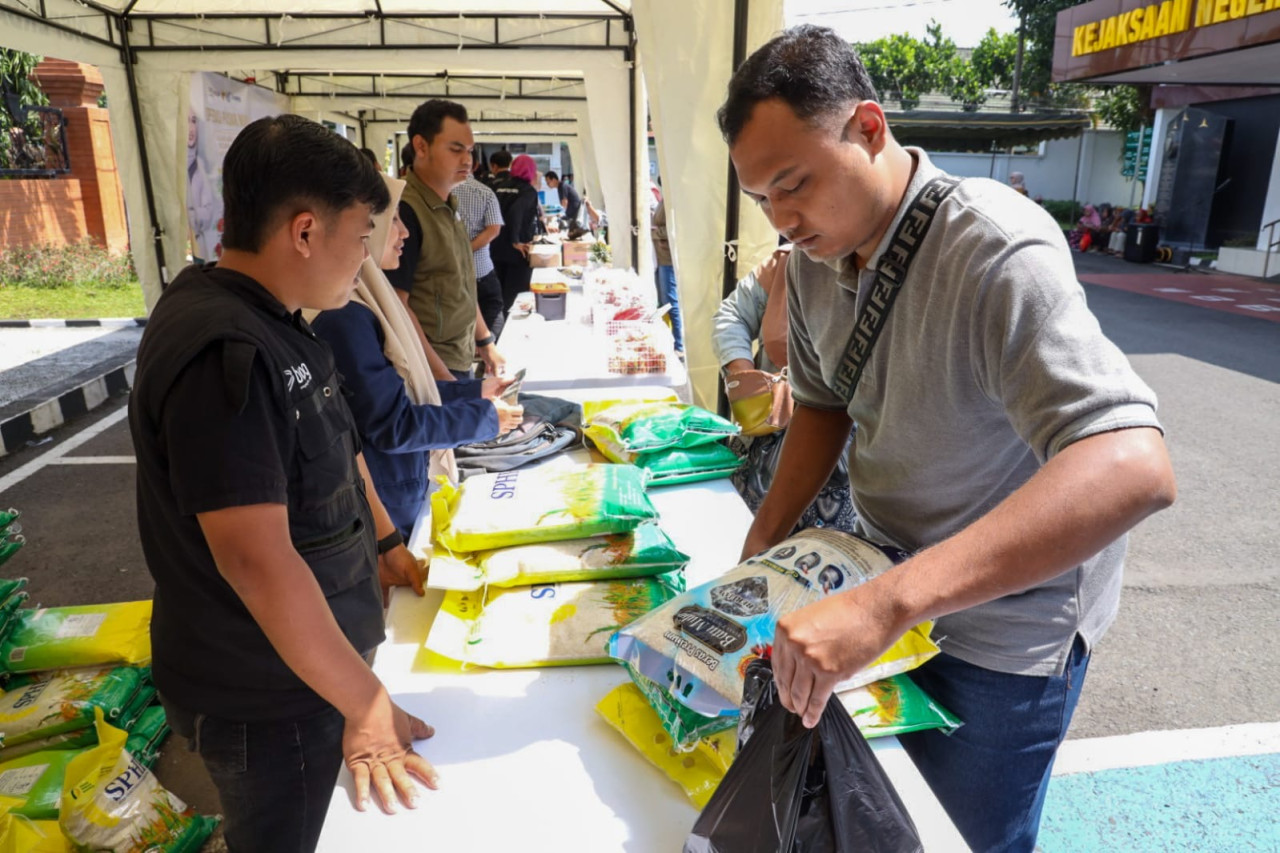 Suasana operasi pasar murni di Kantor Kejari Kota Kediri. (Foto: Pemkot Kediri/jatimnow.com)